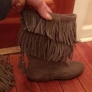 Grey Minnetonka Fringed Boots!❤